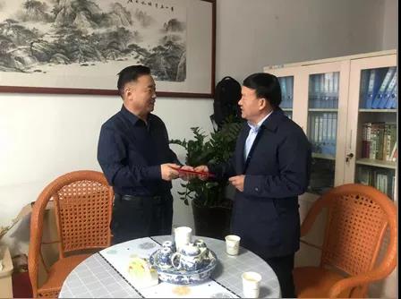 敦煌種業(yè)領(lǐng)導(dǎo)看望慰問公司老干部、老黨員及困難黨員職工