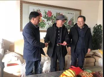 敦煌種業(yè)領(lǐng)導(dǎo)看望慰問公司老干部、老黨員及困難黨員職工