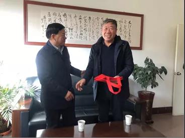 敦煌種業(yè)領(lǐng)導(dǎo)看望慰問公司老干部、老黨員及困難黨員職工