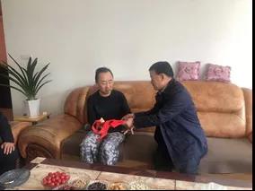 敦煌種業(yè)領(lǐng)導(dǎo)看望慰問公司老干部、老黨員及困難黨員職工